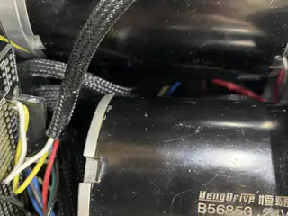 Manufacturer label and cable sleeve on a black HengDrive motor inside the chassis.